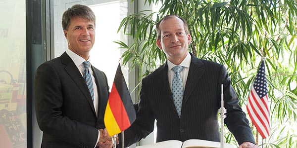 US-Arbeitsminister Alexander Acosta und Vorstandsvorsitzender Harald Krger in der Berufsausbildung der BMW Group in Mnchen.