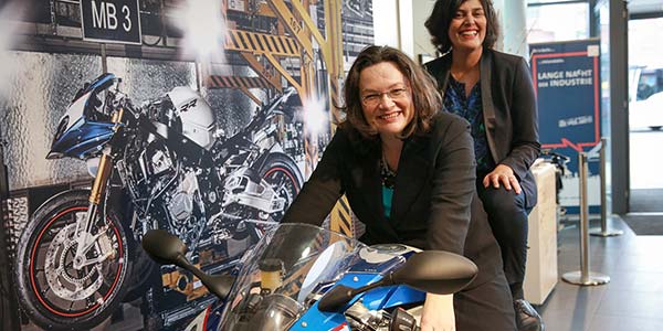Bundesministerin Andrea Nahles besucht mit französischer Amtskollegin Myriam El Khomri das BMW Motorradwerk Berlin