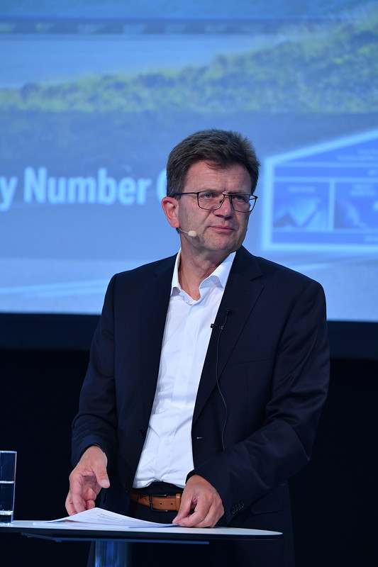 Klaus Frhlich, Mitglied des Vorstands der BMW AG, Entwicklung, auf dem BMW Group Future Summit 2017.