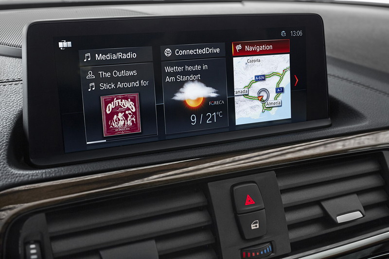 BMW 2er Cabrio, Bordbildschirm mi Touchscreen und Live Kachelstruktur