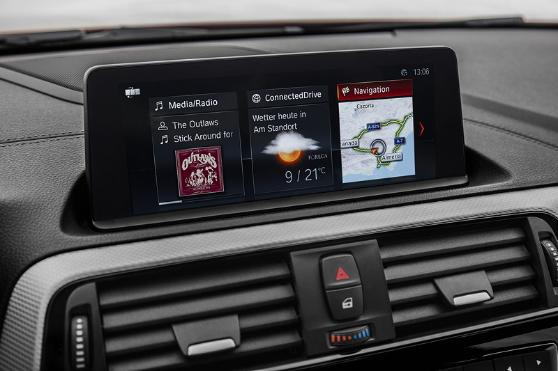 BMW 2er Coup, Bordmonitor mit Touch-Screen und Live-Kachelstruktur