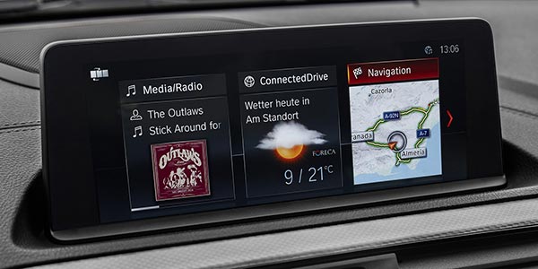BMW 2er Coupe, Bordmonitor mit Touch-Screen und Live-Kachelstruktur
