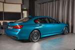 BMW 750Li (G12) xDrive mit BMW M Sportpaket in Atlantis Blau. Fahrzeug-Grundpreis in Deutschland: 120.200 Euro (Stand Dezember 2017).
