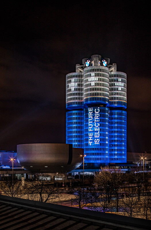 Als Batterie illuminierter BMW 'Vierzylinder' am Abend des 18.12.2017.