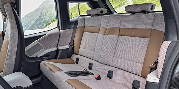 BMW i3, Sitzoberflächen in Naturleder-/Schafwolle-Kombination in der Ausführung Solaric braun