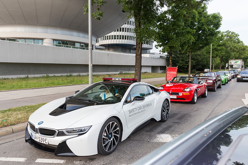BMW i8 Safetycar vor dem BMW Z8 mit Martin Kaymer, dem Rolls-Royce Dawn mit Henrik Stenson und dem BMW M6 mit Sergio Garca.