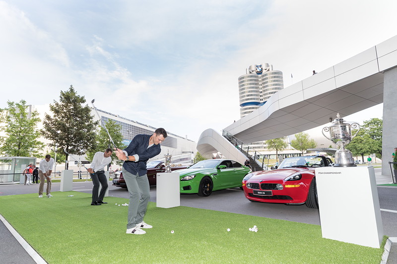 Abschlag der Golf-Profis Martin Kaymer, Sergio Garca und Henrik Stenson an der BMW Welt.
