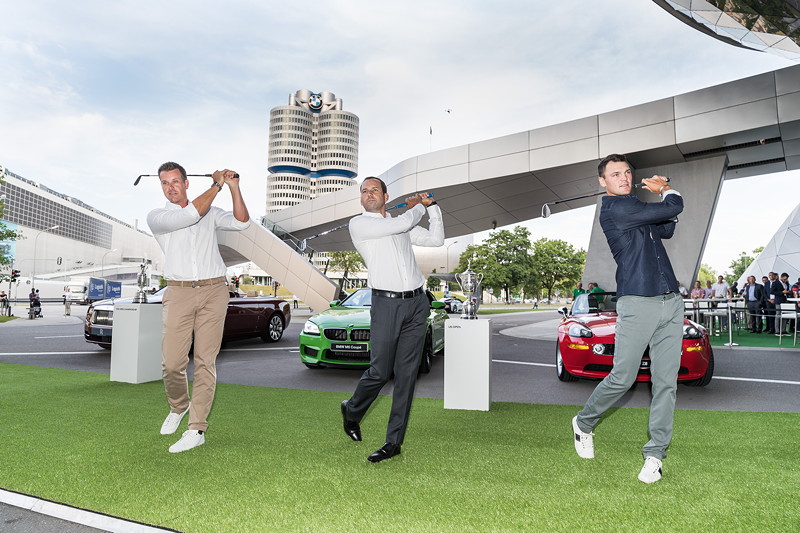 Abschlag der Golf-Profis Martin Kaymer, Sergio Garca und Henrik Stenson an der BMW Welt.