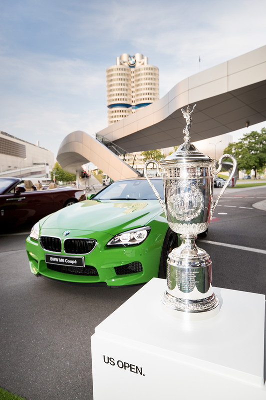 BMW International Open 2017, Tee-Off an der BMW Welt, vorne die US-Open Sieger-Trophe.