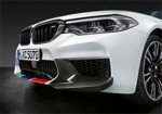 BMW M5 mit M Performance Parts, Elemente aus Carbon und M-Streifen im Frontspoiler