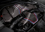 BMW M5 mit M Performance Parts, modifzierte Motorabdeckung
