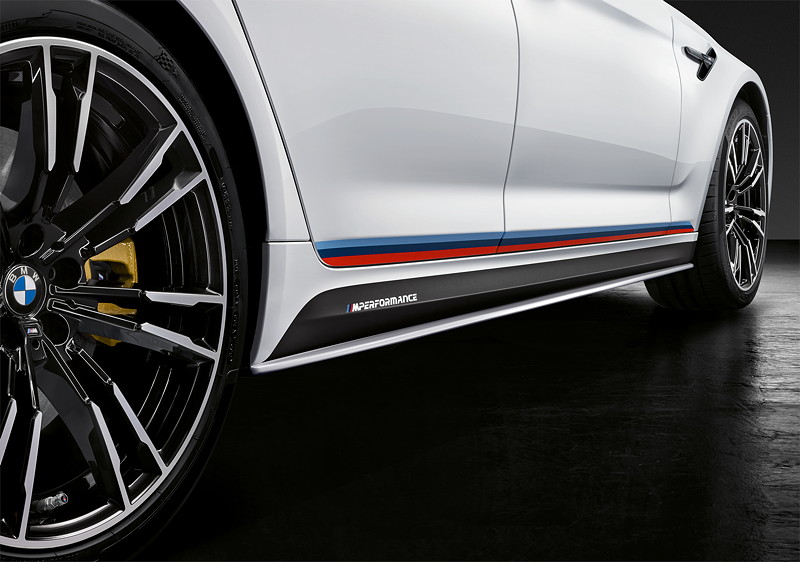BMW M5 mit M Performance Parts, seitliche Streifen in M Farbe und M Performance Schriftzug
