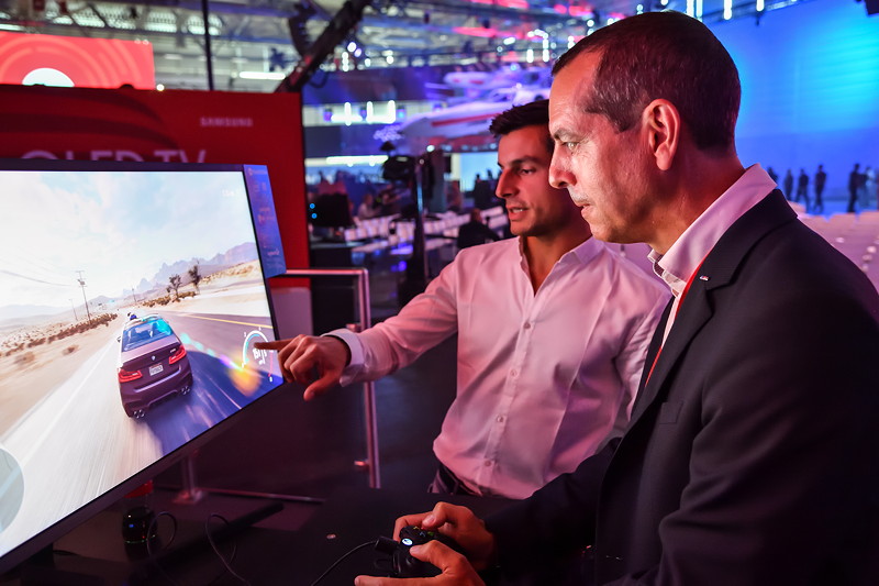 Bruno Spengler, BMW DTM-Fahrer (l.) und Frank van Meel, Vorsitzender der Geschftsfhrung der BMW M GmbH. Weltpremiere des neuen BMW M5 in Need for Speed.