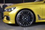 BMW M760Li xDrive M Performance in Austin Yellow, auf 21 Zoll Felgen in 'Liquid Black'.