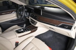 BMW M760Li xDrive M Performance in Austin Yellow, Innenraum in Standardfarben.