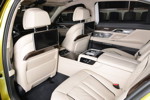 BMW M760Li xDrive M Performance in Austin Yellow mit Executive Lounge und Fond Entertainment Experience.