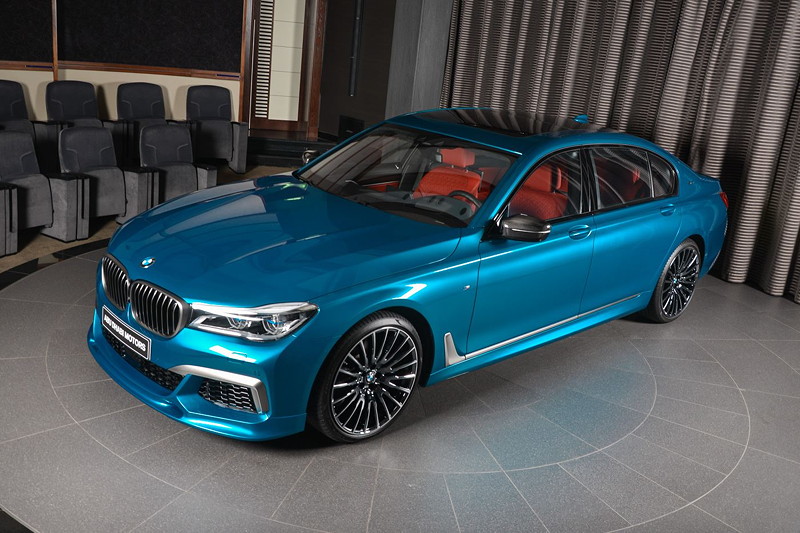 BMW M760Li Individual (G12) in 'Long Beach Blue' in Abu Dhabi, mit Frontspoiler von '3D Design'.