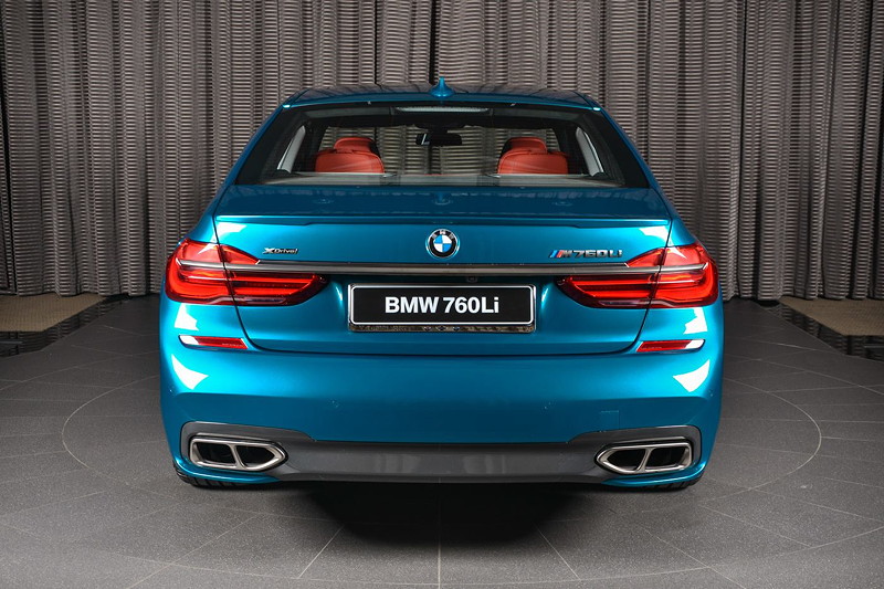 BMW M760Li Individual (G12) in 'Long Beach Blue' in Abu Dhabi, mit BMW M Performance Heckspoilerlippe auf dem Kofferraum.