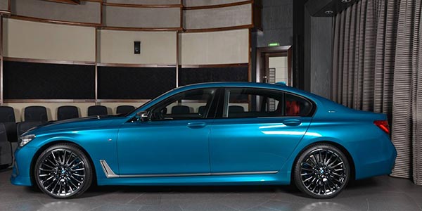 BMW M760Li Individual (G12) in 'Long Beach Blue' in Abu Dhabi, mit Frontspoiler von '3D Design'.