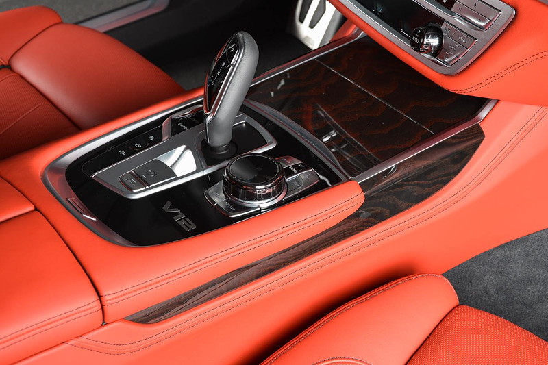 BMW M760Li Individual (G12) in 'Long Beach Blue' in Abu Dhabi, Mittelkonsole mit V12 Emblem.