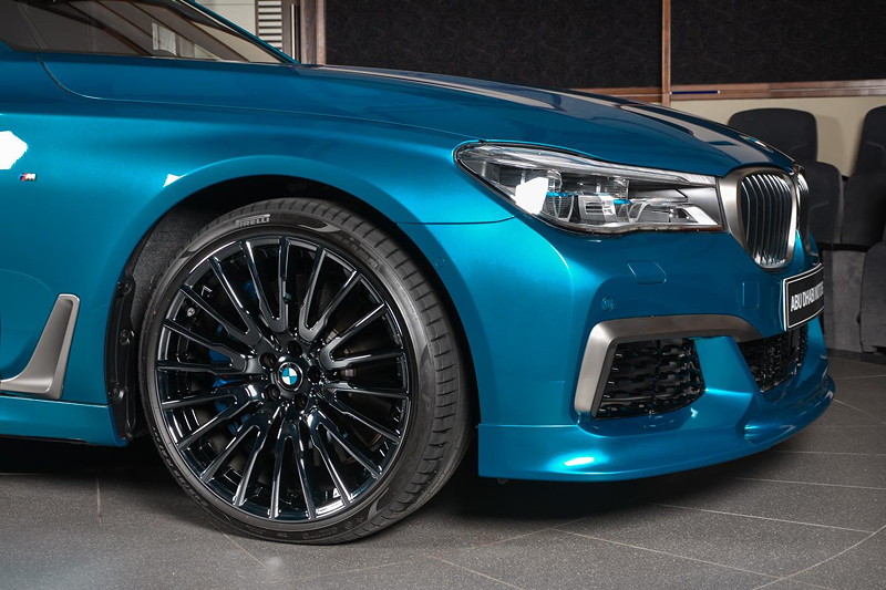 BMW M760Li Individual (G12) in 'Long Beach Blue' in Abu Dhabi, auf 21 Zoll Vielspeiche R�dern 629 liquid black.