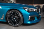 BMW M760Li Individual (G12) in "Long Beach Blue" in Abu Dhabi, auf 21 Zoll Vielspeiche R&auml;dern 629 liquid black.