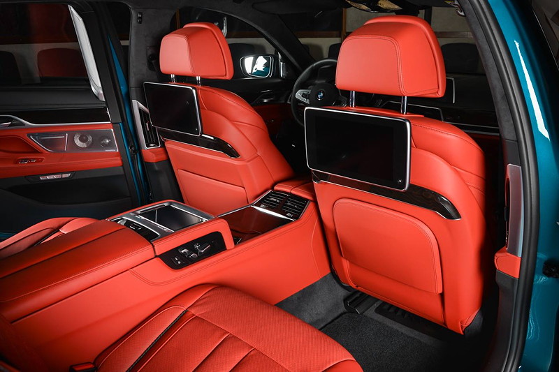 BMW M760Li Individual (G12) in 'Long Beach Blue' in Abu Dhabi, mit Executive Lounge und Fond Entertainment Experience.