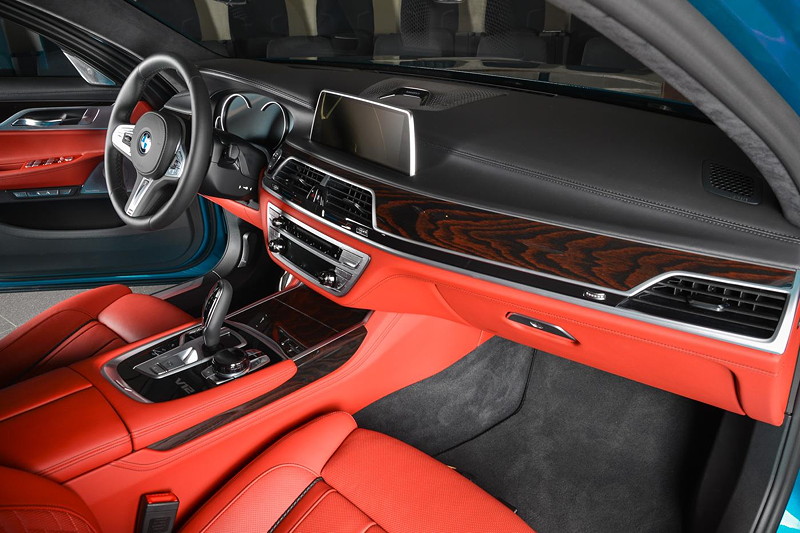 BMW M760Li Individual (G12) in 'Long Beach Blue' in Abu Dhabi, BMW Individual Lederausstattung Merino in Fionarot.