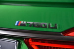 BMW M760Li xDrive M Performance in Rallye Green, Typ-Bezeichnung auf der Heckklappe.