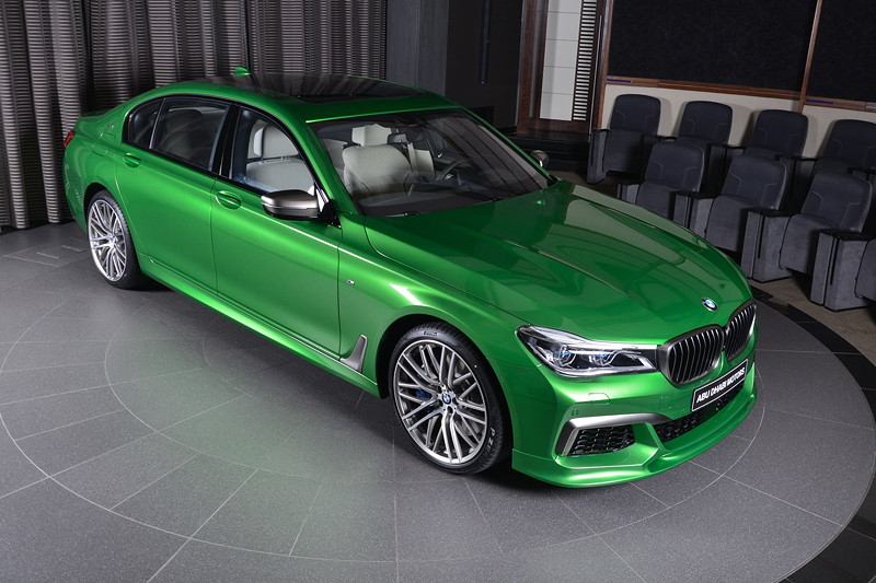 BMW M760Li xDrive M Performance in Rallye Green