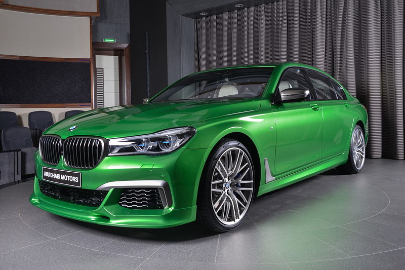 BMW M760Li xDrive M Performance in Rallye Green