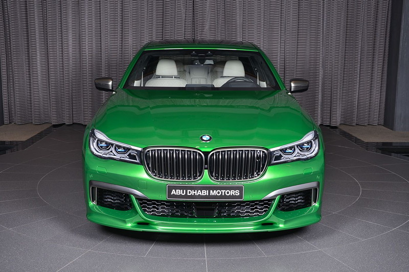 BMW M760Li xDrive M Performance in Rallye Green