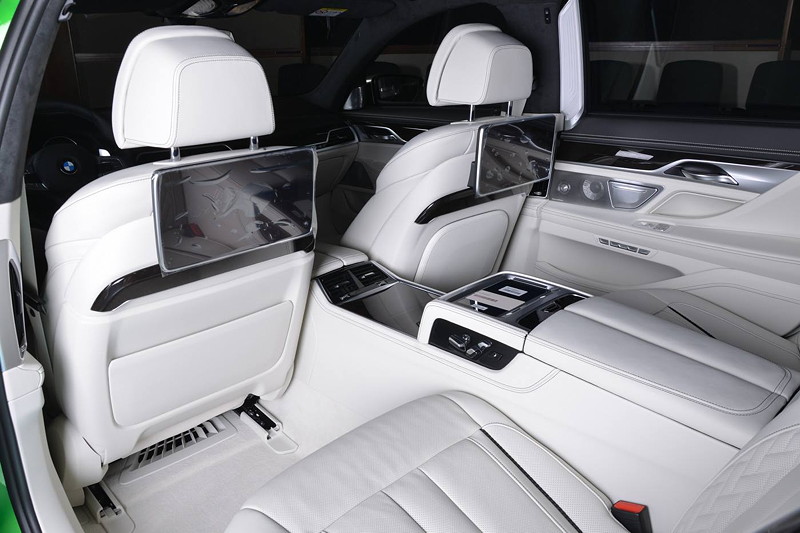 BMW M760Li xDrive M Performance in Rallye Green, mit Executive Lounge und Fond Enterrainment Experience.