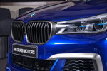 BMW M760Li xDrive M Performance in San Marino Blau, BMW Niere in Cerium Grey.