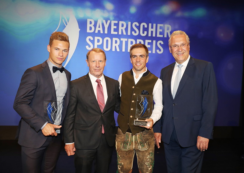 Joshua Kimmich, Berti Vogts, Philipp Lahm und Joachim Herrmann (v.l.n.r.). Verleihung 16. Bayerischer Sportpreis, BMW Welt, M�nchen, 22. Juli 2017.