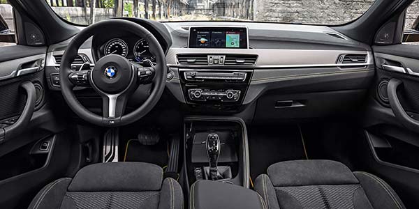 BMW X2 xDrive20d, Modell M Sport X. Interieur vorne.