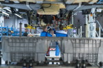 Einbau eines Hochvoltspeichers, BMW Group Werk Dingolfing