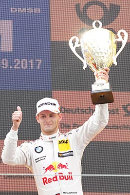 Nürburgring, 10. September 2017. DTM-Rennen 14. Marco Wittmann auf dem Siegerpodest mit seinem Pokal.