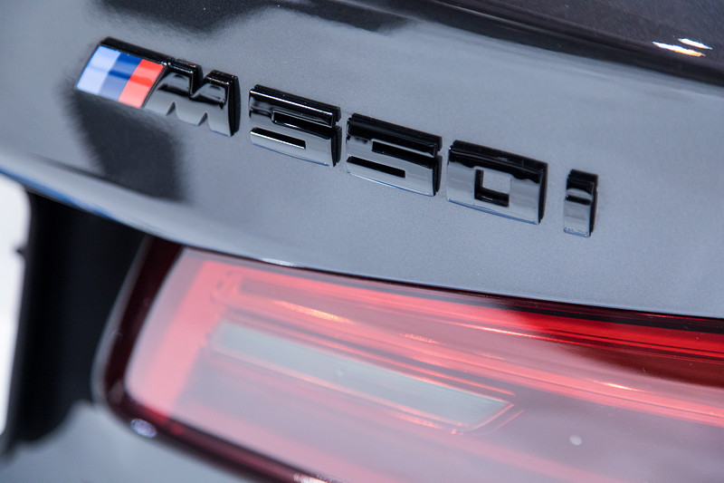 Essen Motor Show 2017: BMW M550i mit Schriftzug in Schwarz glanz von IND Distribution.