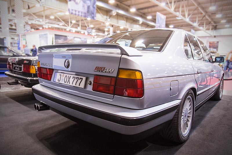 Essen Motor Show 2017: Alpina B10 3.0 Allrad (E34) neben einem Alpina C2/1 2.7.
