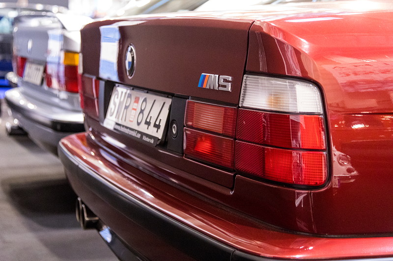 BMW M5 (E34) neben einem seltenen Alpina B10 3,0 auf der Essen Motor Show, Halle 1.