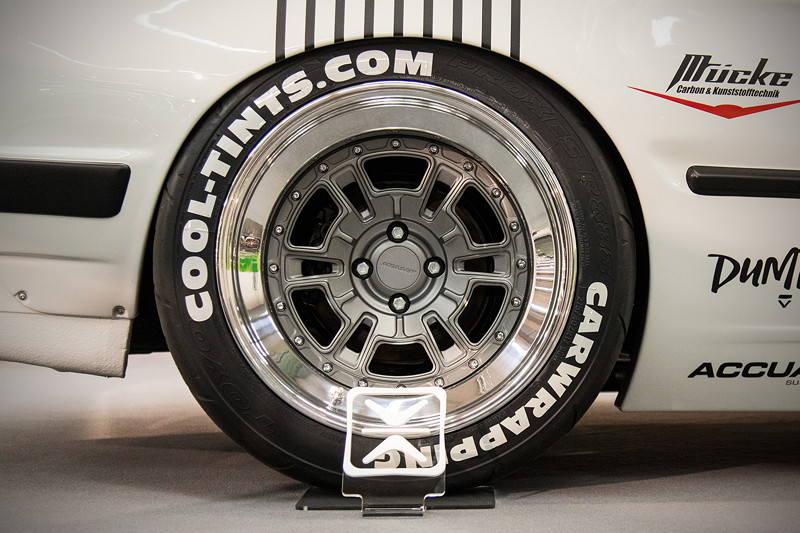 BMW 3er (E30) auf 17 Zoll Rad mit spez. angefertigten 'Messer' Felgenstern. Bereifung HA: 275/35/17.