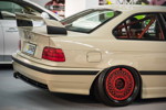 BMW 320i (E36) mit großem Heckspoiler.