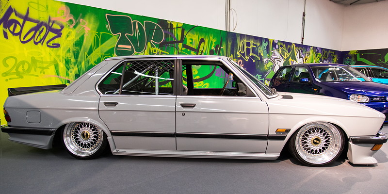 BMW 5er (E28), Baujahr 1981, foliert in nardograu, ausgestellt in der tuningXperience, Essen Motor Show 2017.