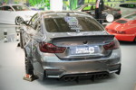 BMW M4 (F82) mit schwarzen Rückleuchten und schwarzen BMW Emblemen.