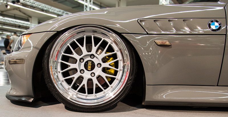 Mehrteilige BBS-Felge 'Le Mans' LM124 in 8,5J x 18 Zoll und 215/35/18 Bereifung vorne.