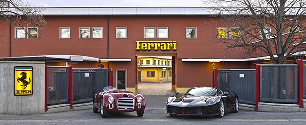 der erste gebaute Ferrari, der 125 S neben dem jüngsten Ferrari, dem LaFerrari Aperta vor dem Werkstor in Maranello