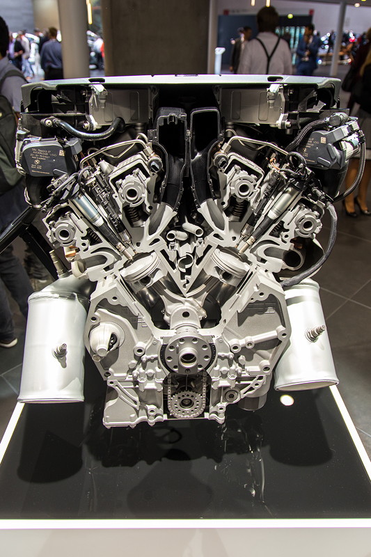 BMW M Performance TwinPower Turbo V12 Benzinmotor, ausgestellt auf der IAA 2017 in Frankfurt