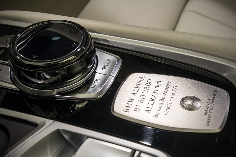 Alpina B7 Bi-Turbo Allrad (G12), Mittelkonsole mit iDrive Controller und Alpina Typschild