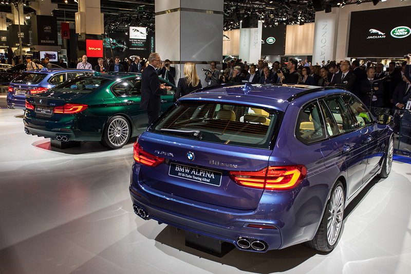 Alpina B5 Bi-Touring Allrad neben dem neuen Alpina D5 S